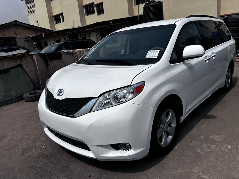 Main image of 2010 Toyota Sienna